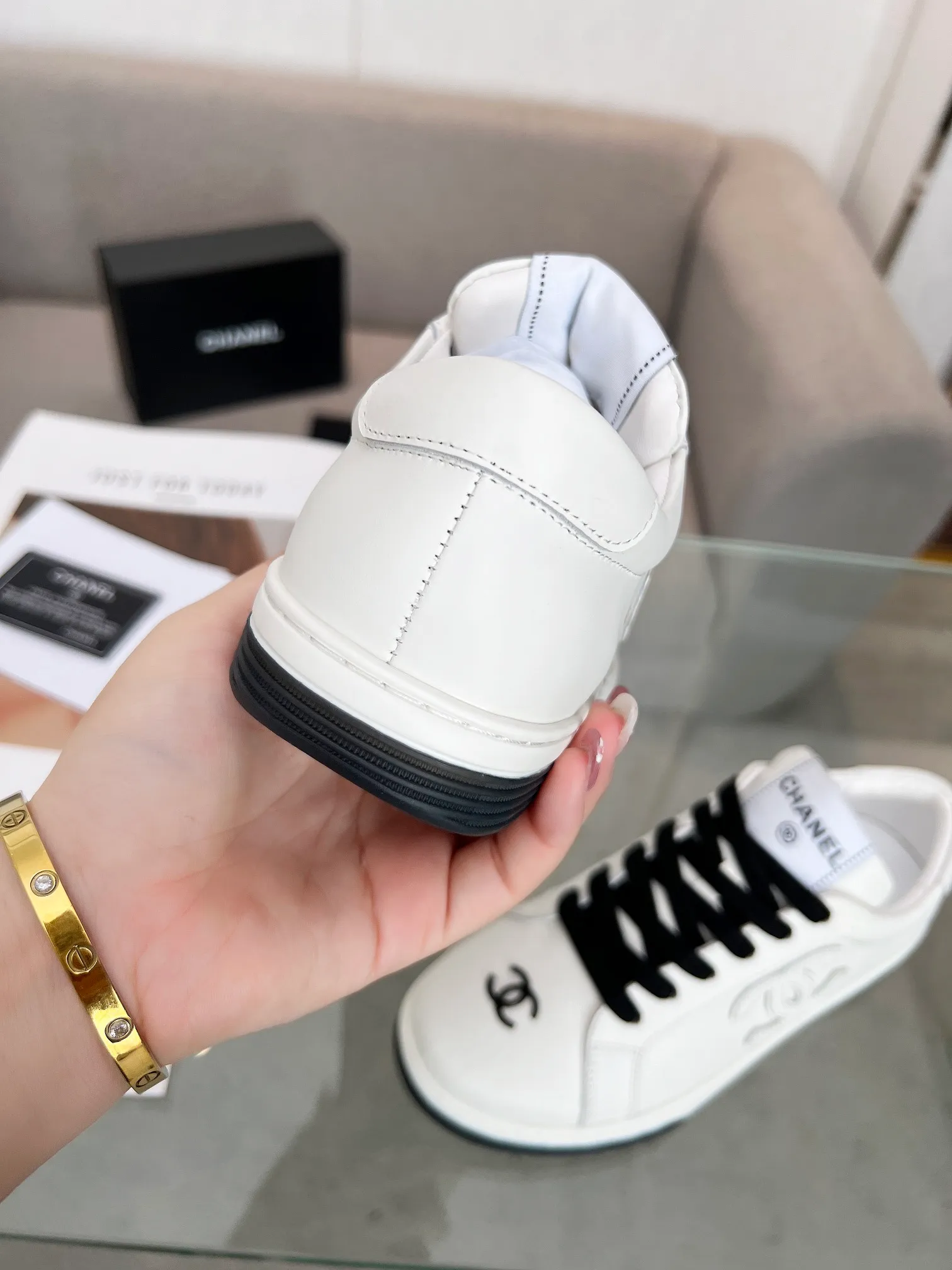 👟👟Ex-factory price 520👟👟Chanel Chanel 24SF latest model full leather panda color white shoes casual sports shoes skateboard shoes original purchase and development production Xiaoxiang C Home Another super popular item in the counter, loved by Internet celebrity bloggers and sisters, and various praises on social platforms. It is very popular, has a high texture, is breathable and super spring and summer. Seeing this issue always arouses the inner desire of girls for fashion. The latest suede material, classic black and white color, full of fashionable feeling on the feet, easy to care for. Fabric: Original customized imported cowhide material. Lining: Customized soft sheepskin lining. Sole: Original molded TPU non-slip outsole. Bottom thickness: 2.5CM. Size: Women's size 35-40 (custom-made sizes 40 are non-refundable)
